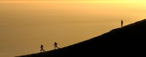 Courir en descente : Comment le faire correctement + Conseils d'entraînement