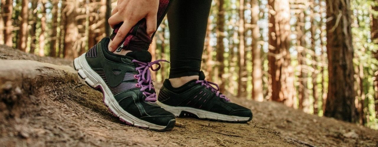 Pourquoi ai-je mal aux chevilles quand je cours ? 5 causes possibles + solutions simples