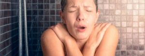 Voici pourquoi vous devriez prendre une douche froide tous les jours : Avantages + Comment faire