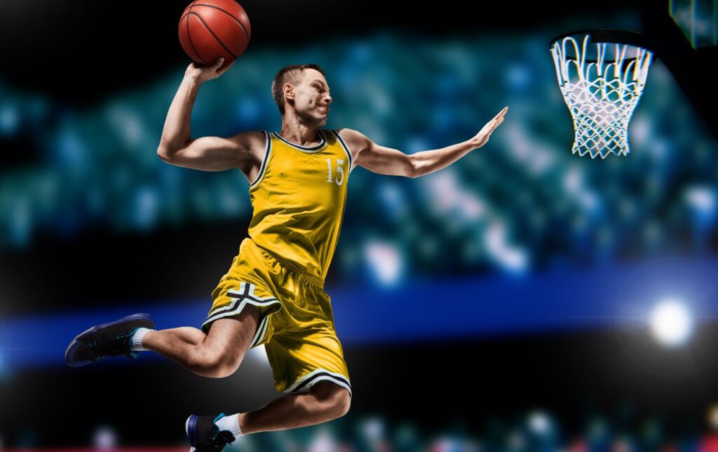 Un basketteur dunk au panier