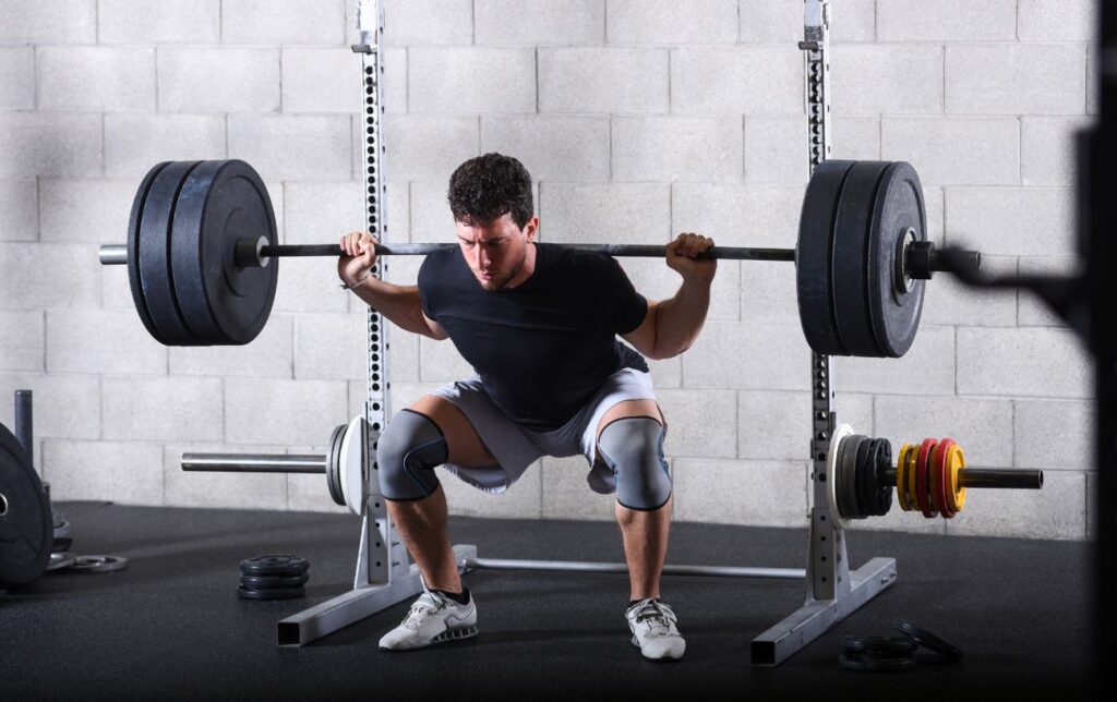 Un homme fait un Back squat