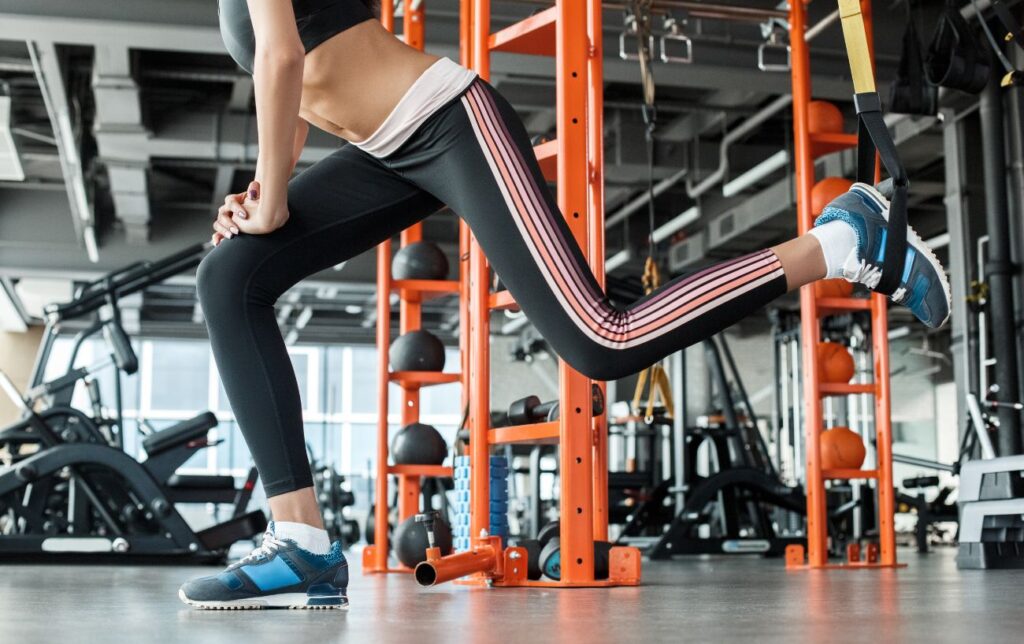 Une femme fait du deadlift dans une salle