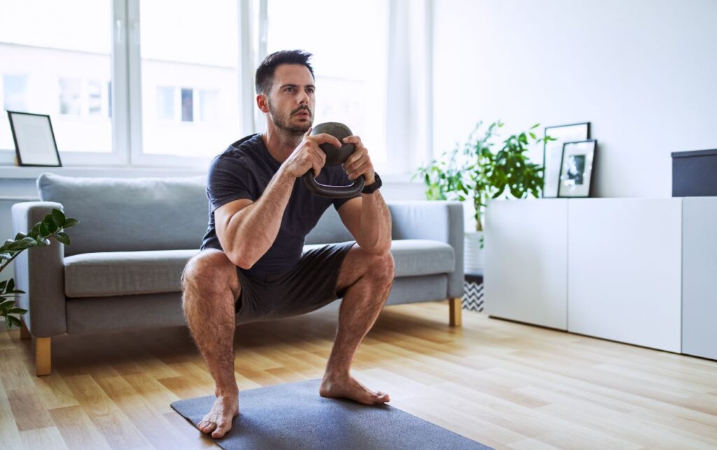 Un homme fait l'exercice Nordic Hamstring Curl