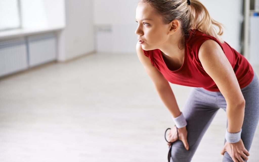Une femme &eacute;puis&eacute;e les mains sur les genoux