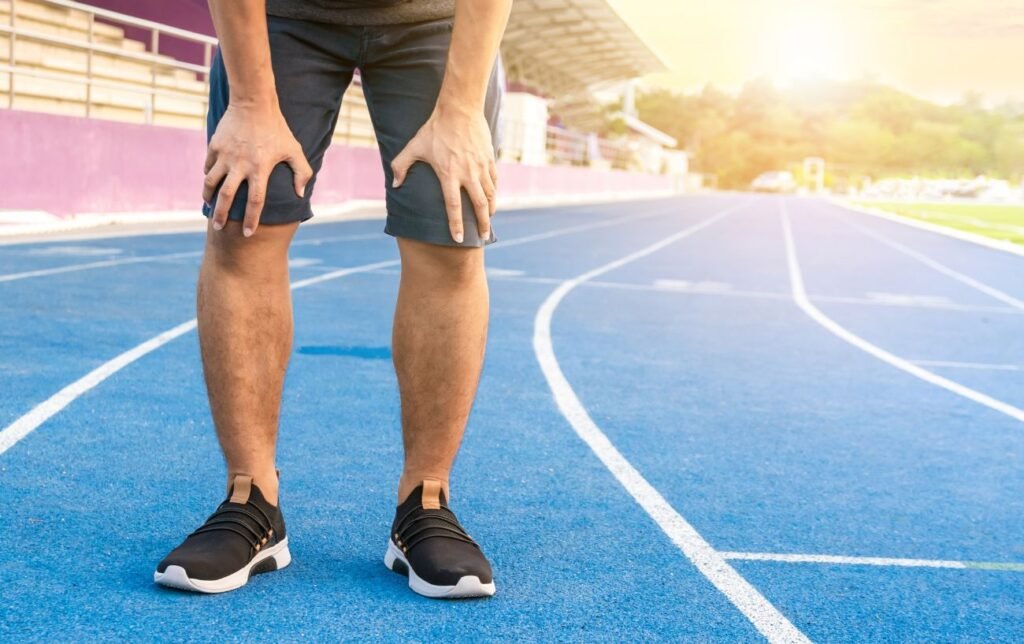 Un homme &eacute;puis&eacute; les mains sur les genoux