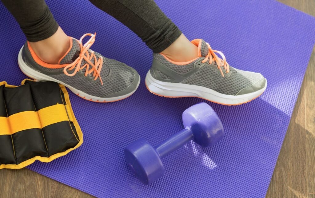 Focus pieds sur un tapis de course avec halt&egrave;re