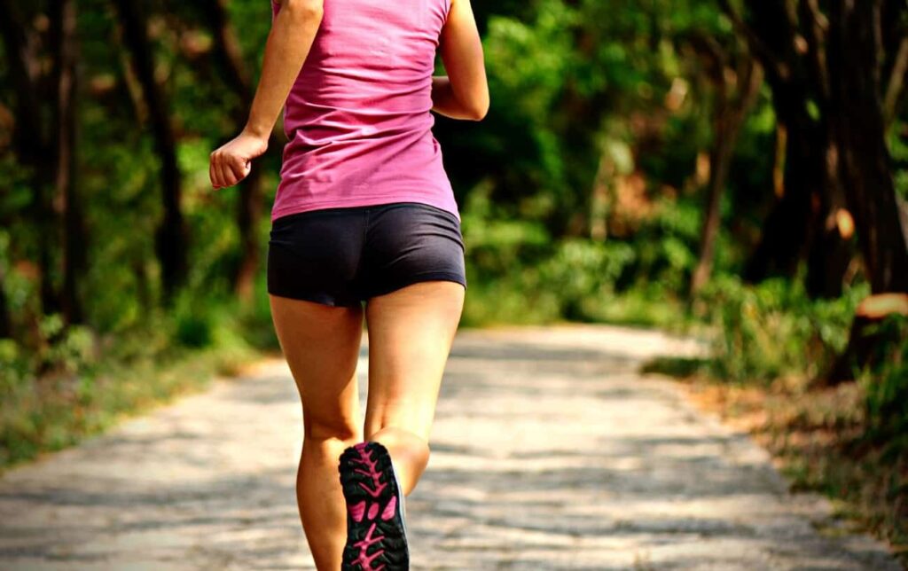 Courir dans l'humidité : Pourquoi c'est plus difficile + 10 conseils pour y survivre