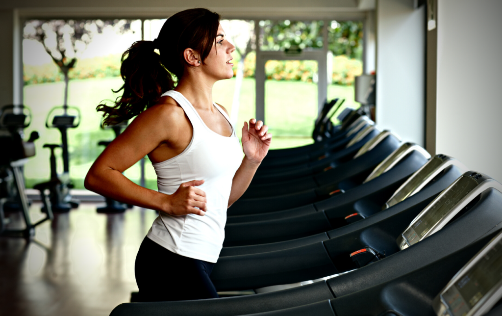 Courir dans l'humidité : Pourquoi c'est plus difficile + 10 conseils pour y survivre