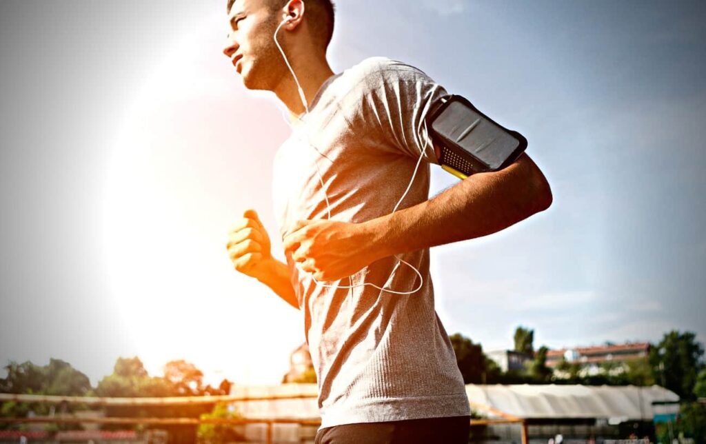 Courir dans l'humidité : Pourquoi c'est plus difficile + 10 conseils pour y survivre