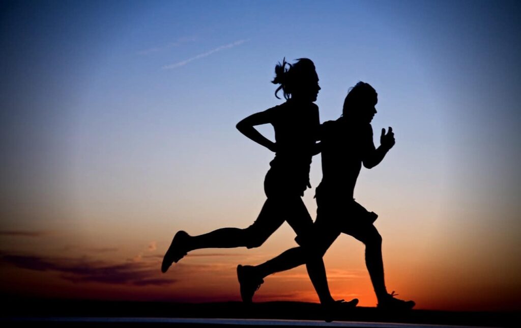Courir dans l'humidité : Pourquoi c'est plus difficile + 10 conseils pour y survivre