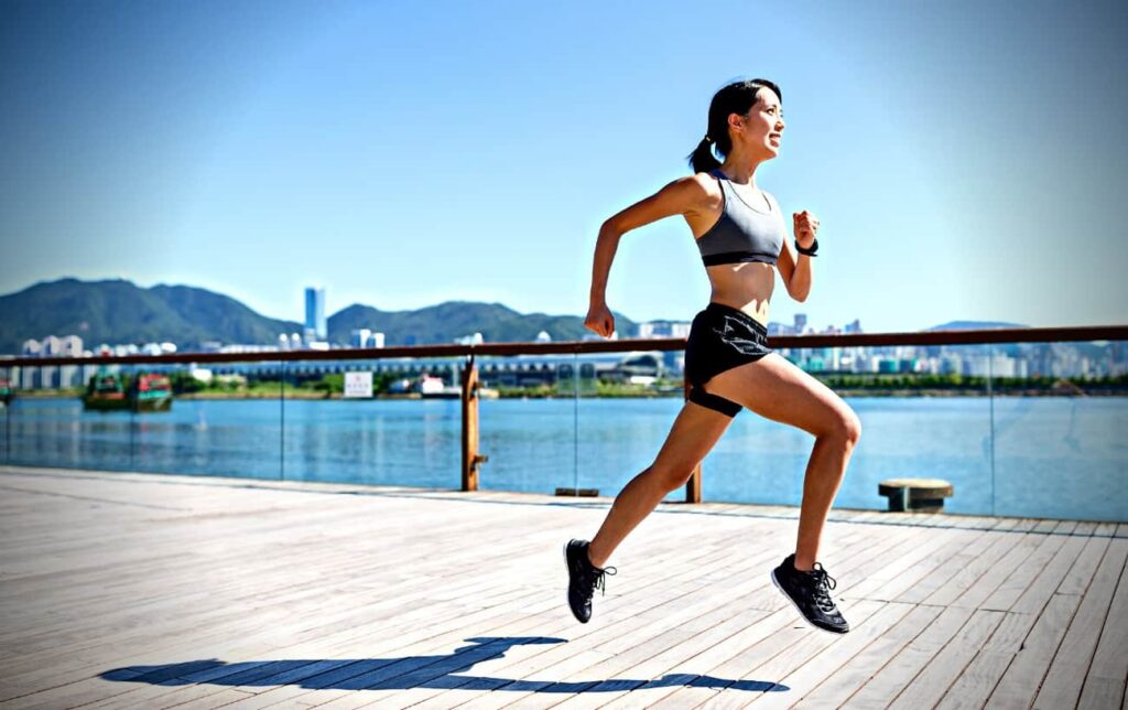 Courir dans l'humidité : Pourquoi c'est plus difficile + 10 conseils pour y survivre