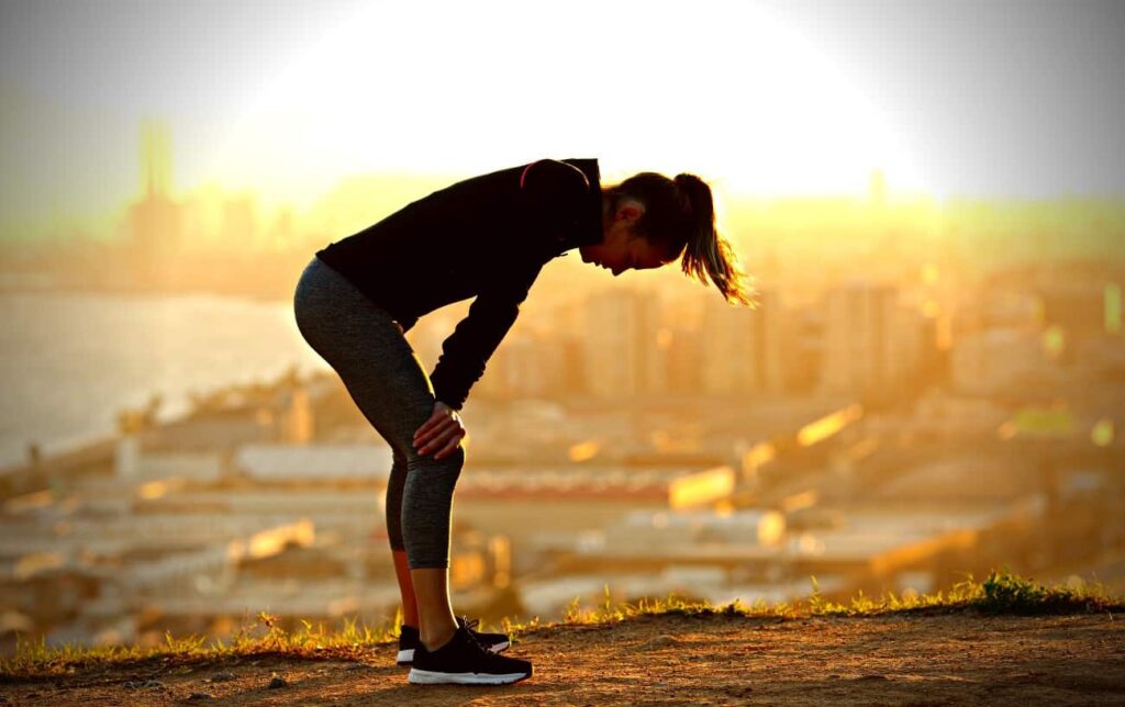 Courir dans l'humidité : Pourquoi c'est plus difficile + 10 conseils pour y survivre