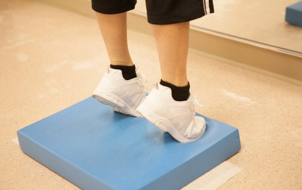 Un coureur sur la pointe des pieds sur un tapis