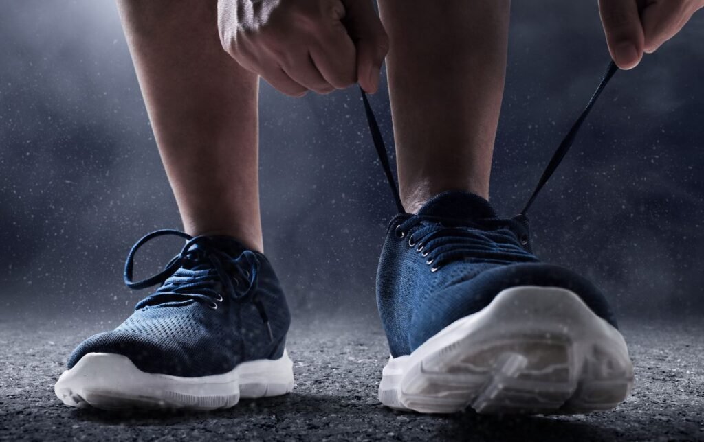 Un coureur lace ses chaussures de running