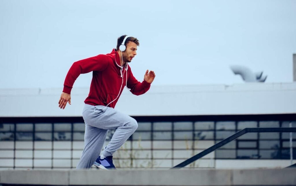 Un homme court dans les escaliers