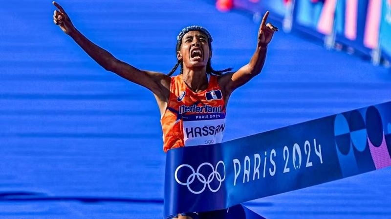 Sifan Hasan à l'arrivée du marathon des JO de Paris 2024