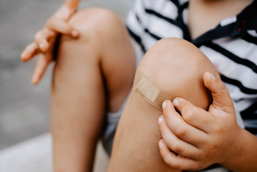 Une personne avec un bandage sur le genou photo 