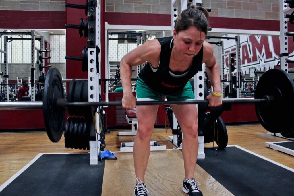 Une femme fait du rowing dans une salle de sport
