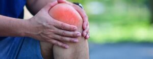 Douleur au genou en s'accroupissant ? Comment la diagnostiquer en se basant sur la localisation et la sensation