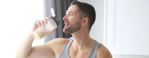 Voici 10 recettes de boissons protéinées adaptées pour les sportifs