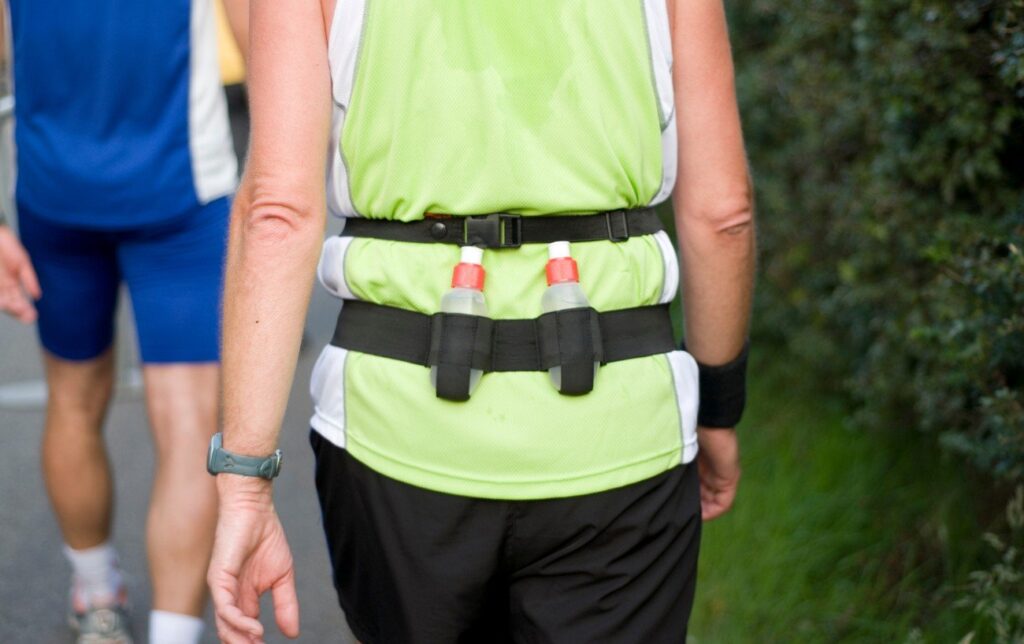 Porte flasque sur un coureur vue de dos