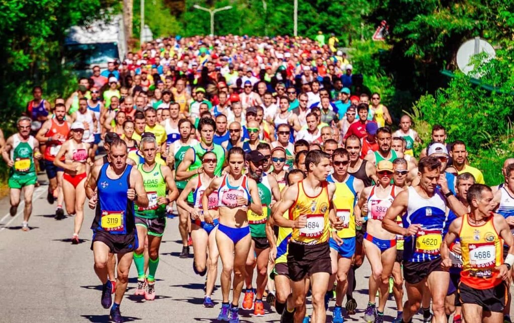Foule de coureurs pendant un marathon