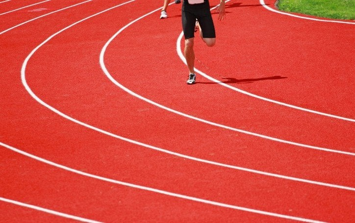 Un homme court sur une piste d'athlétisme