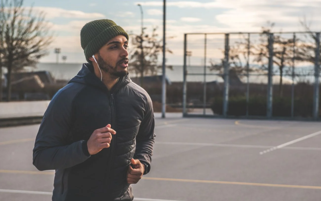 Un homme court sur un terrain de basket