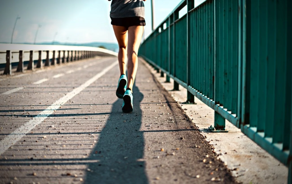 Un coureur sur une route sur un pont