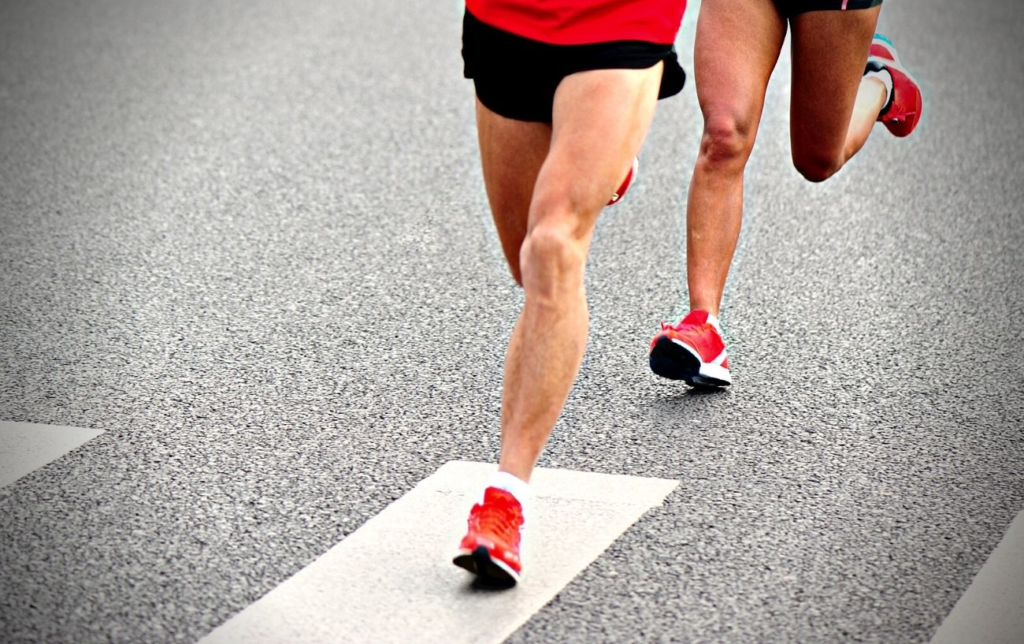 Jambes de coureurs pendant une compétition sur route
