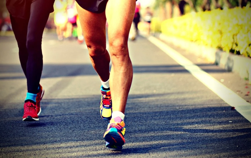 Jambes de coureurs pendant une compétition sur route