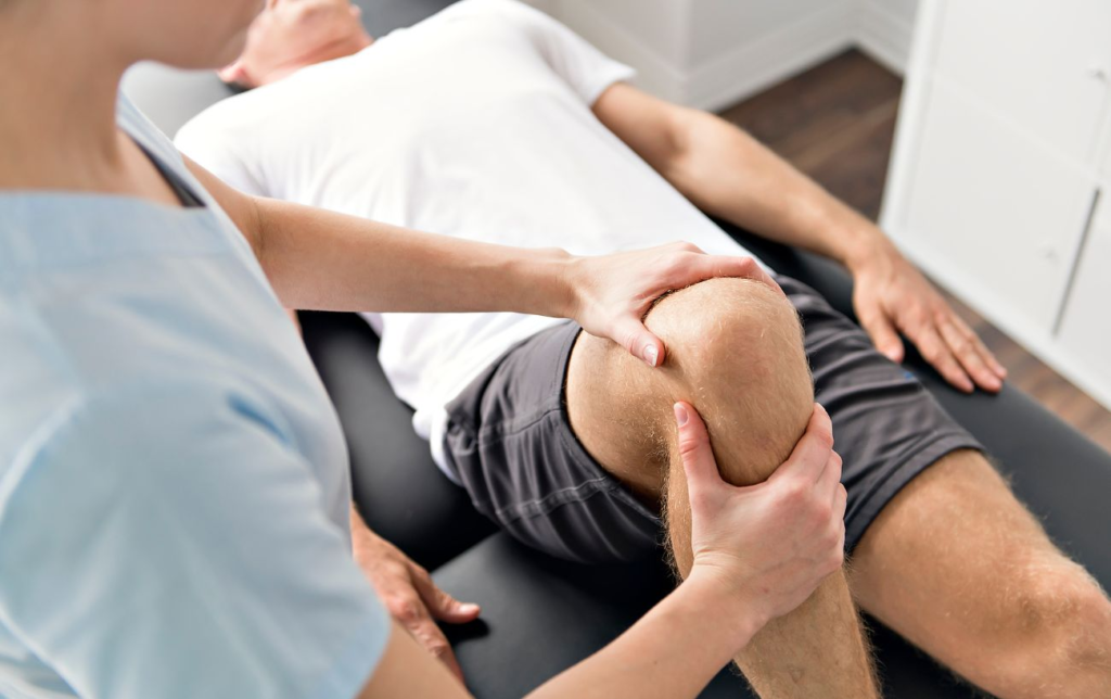 Douleur au genou en s'accroupissant ? Comment la diagnostiquer en se basant sur la localisation et la sensation