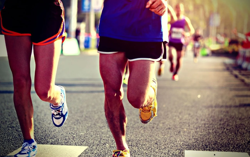 Jambes de coureurs pendant une compétition sur route