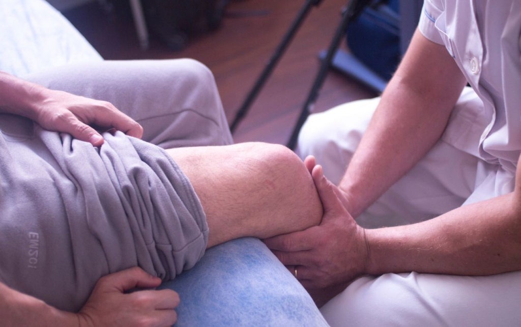 Douleur au genou en s'accroupissant ? Comment la diagnostiquer en se basant sur la localisation et la sensation