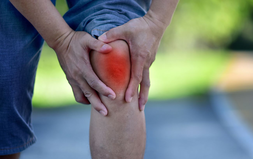 Douleur au genou en s'accroupissant ? Comment la diagnostiquer en se basant sur la localisation et la sensation