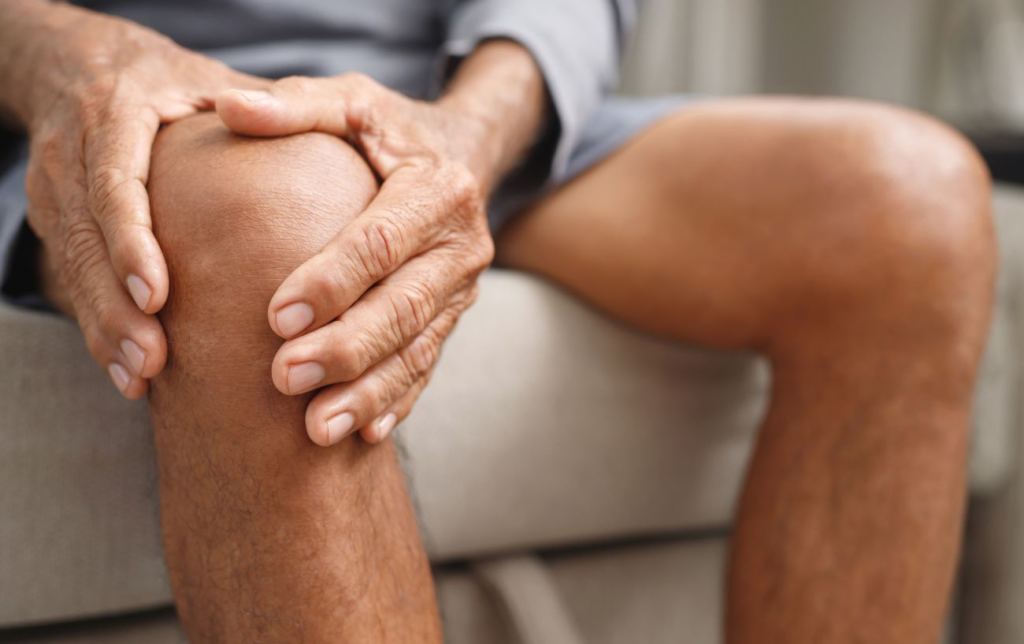Douleur au genou en s'accroupissant ? Comment la diagnostiquer en se basant sur la localisation et la sensation