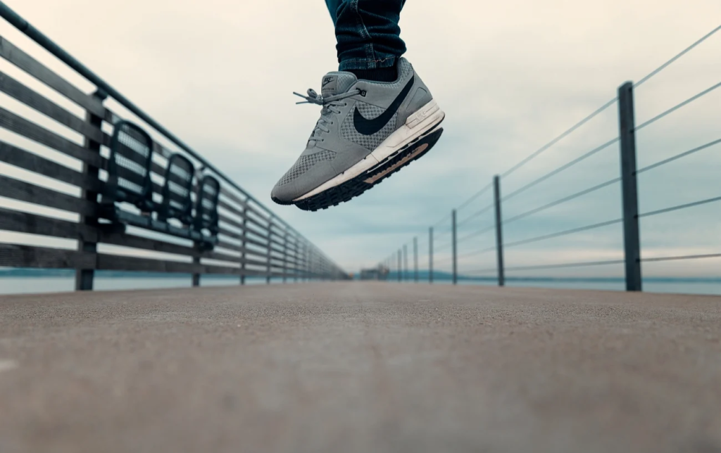 Chaussures Nike en l'air sur un pont