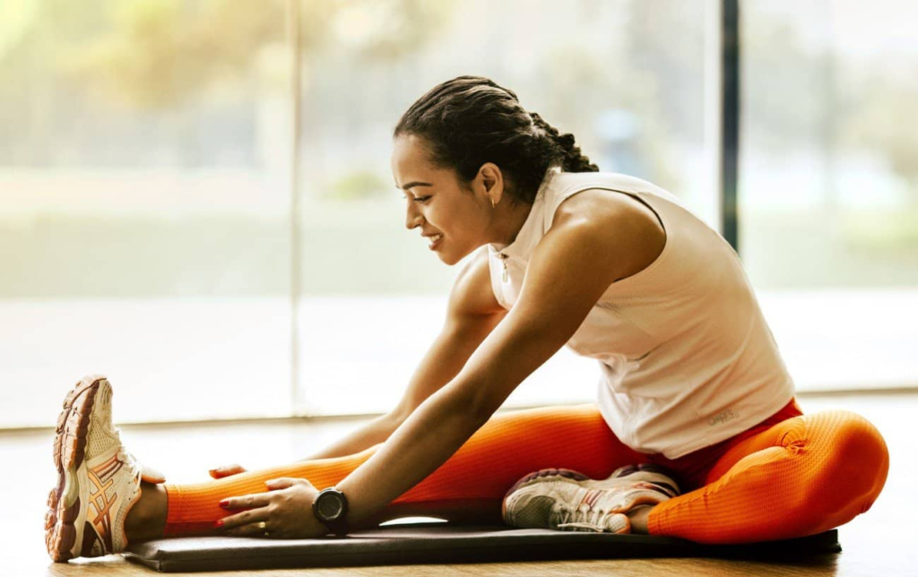 Une femme s'étire dans une salle de sport