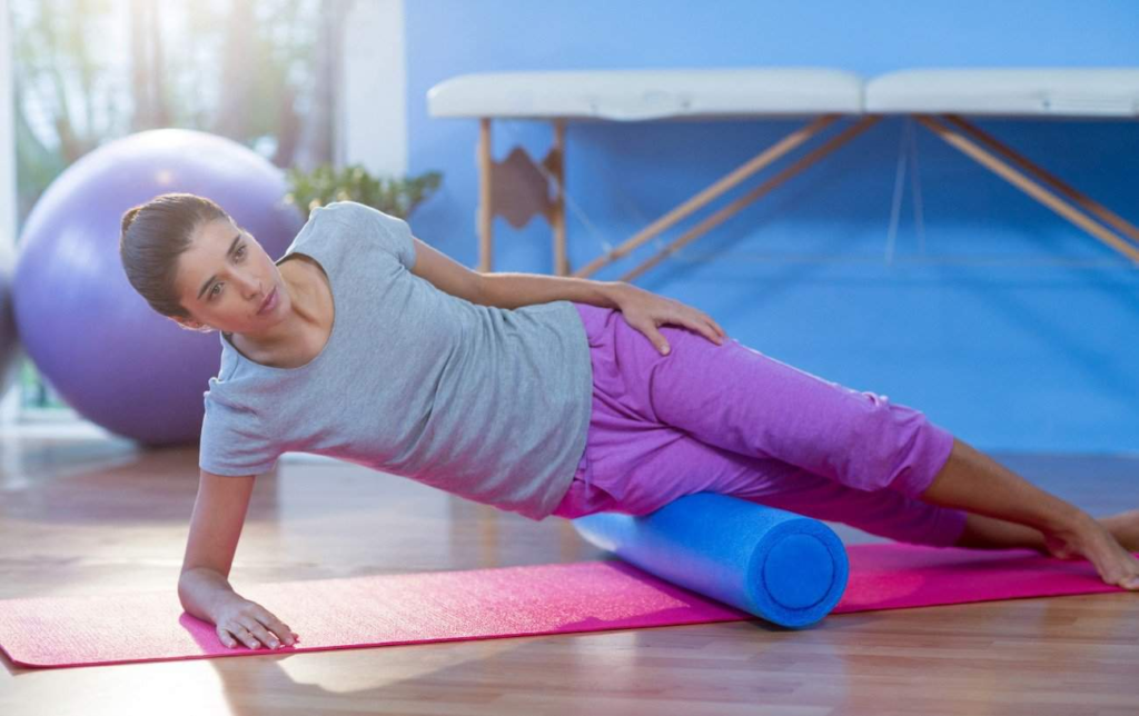 Une femme fait du rouleau de massage sur son psoas