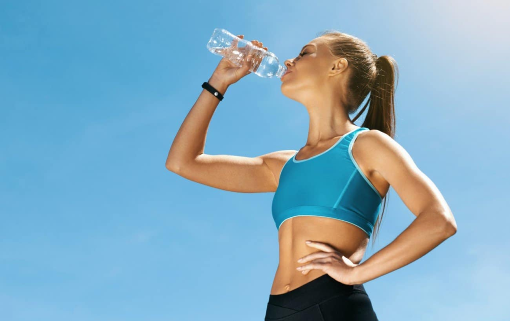 Une femme s'hydrate par temps chaud