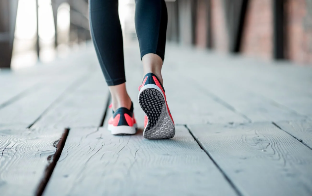 Comparaison des chaussures de running Hoka VS Asics : 5 différences principales