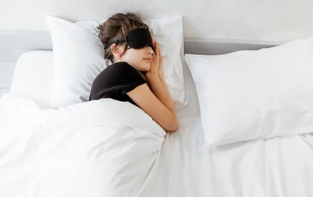 Une femme fort avec un masque de nuit