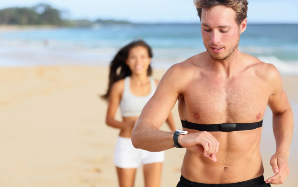 Un homme court sur la plage
