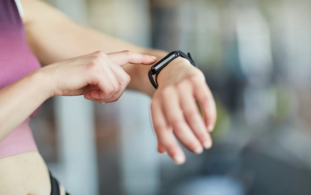 Une femme met le doigt sur une montre GPS