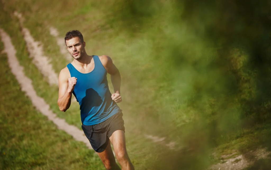 Un homme court dans la nature