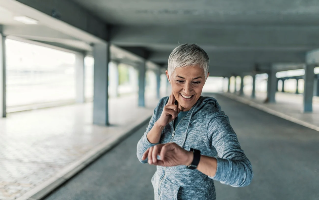 Une femme regarde sa montre et prend son pouls