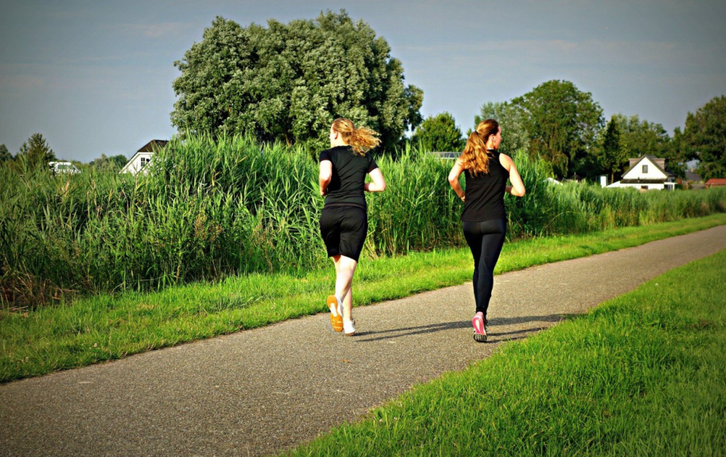 2 femmes court dans la nature