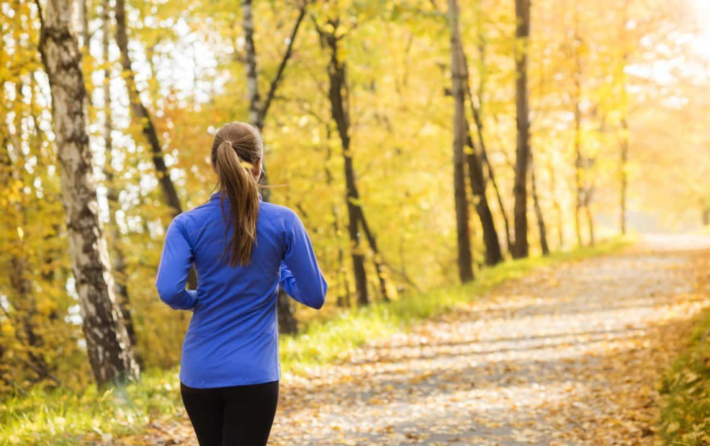 Une femme court dans laforêt