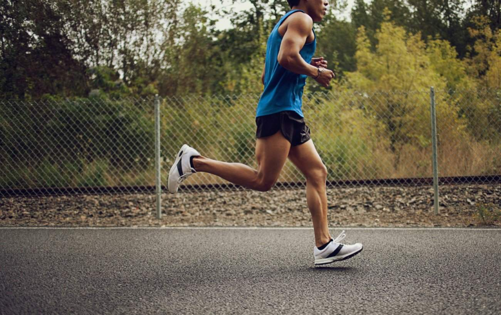 Un homme court sur une route