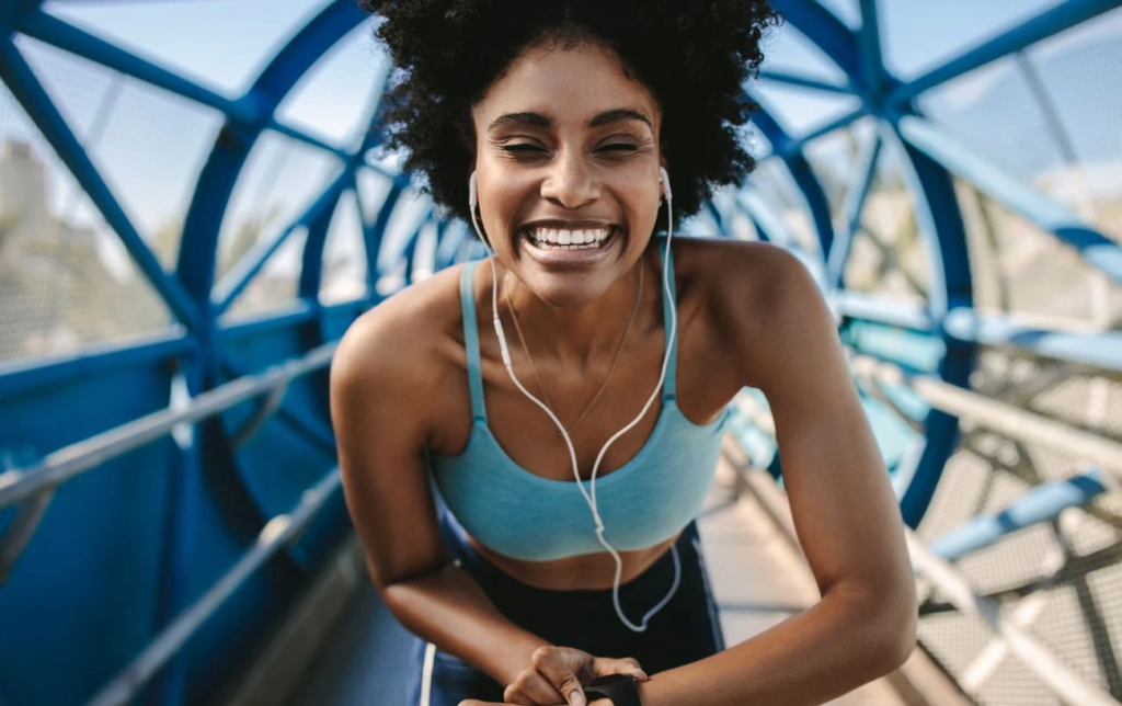 Une femme sourit et active sa montre GPS
